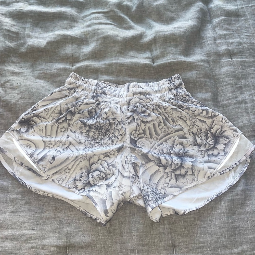 Lululemon Size 4, Hotty Hot Shorts
